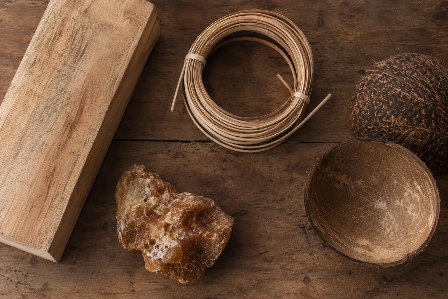 Beberapa bahan kerajinan seperti kayu, bambu, dan resin di atas meja studio